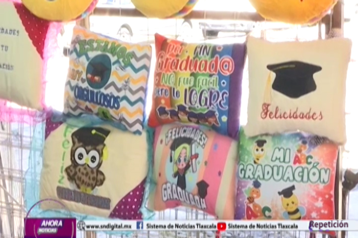 Comerciantes de temporada ofertan diversos artículos con la llegada de las graduaciones