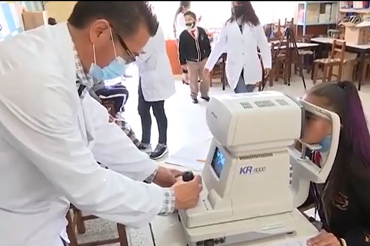 Recorre Unidad de Atención Visual del SEDIF instituciones educativas del estado
