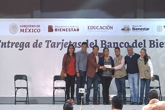Entrega Bienestar federal tarjetas del programa “La Escuela es Nuestra” 