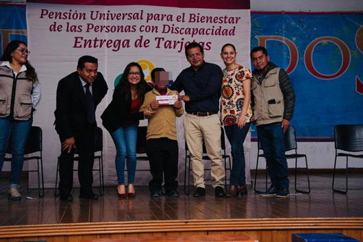 Encabeza Fernanda Espinosa de los Monteros entrega de tarjetas a personas con discapacidad en Ixtenco