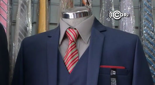 Se preparan comerciantes de trajes para temporada de graduaciones 