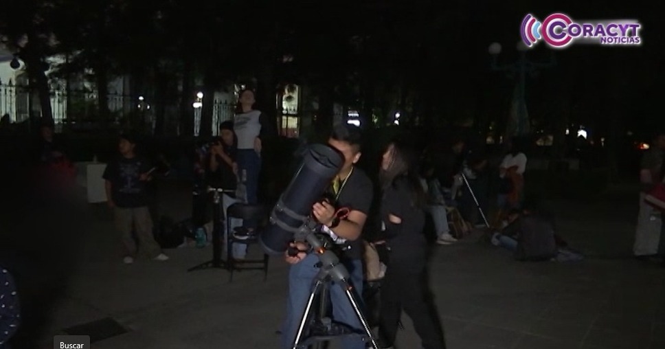  Decenas de personas asistieron a la “Noche de Estrellas” en el Palacio de Cultura