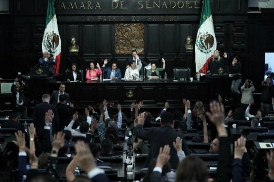 Sesionan en casona de Xicoténcatl entre protestas de senadores de oposición