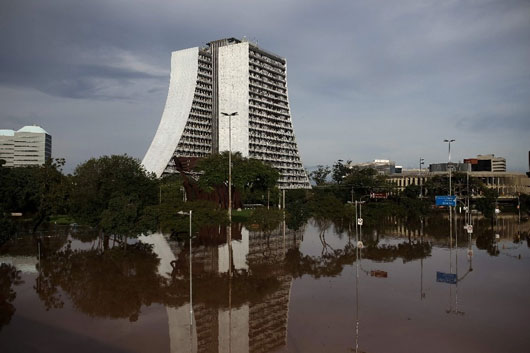 Sube a 100 los muertos por inundaciones en Brasil