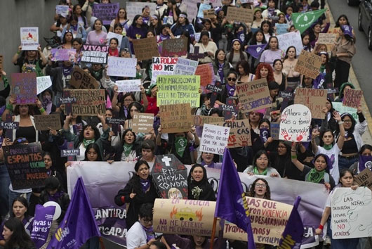 Peruanos exigen con caminata detener violencia contra la mujer