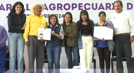 Entregó gobernadora Lorena Cuéllar cartas de autorización y maquinaria a productores 