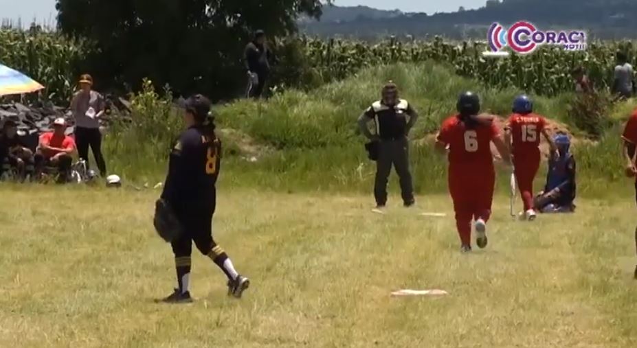 Jugadoras profesionales elevan el nivel en liga de softbol de Apizaco