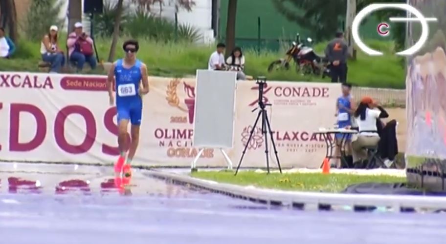 Emiliano Barba es campeón de la prueba de 10 mil metros marcha 
