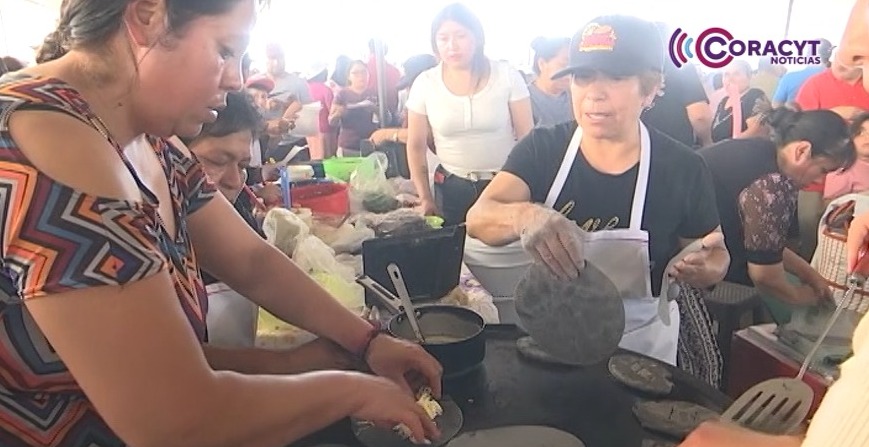 Acuden cientos de personas a la “Feria de la Quesadilla