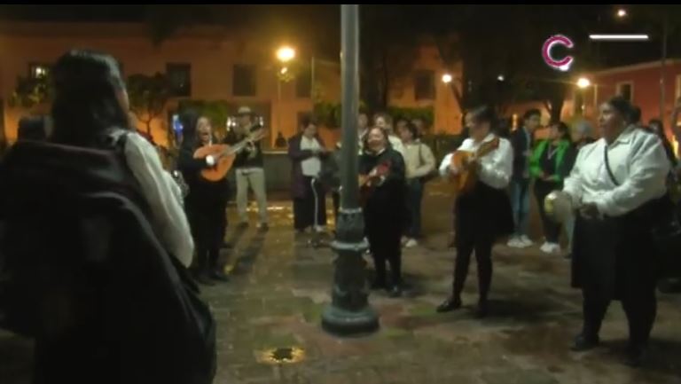 Callejoneada colonial llena de música y tradición las calles del centro histórico de Tlaxcala 