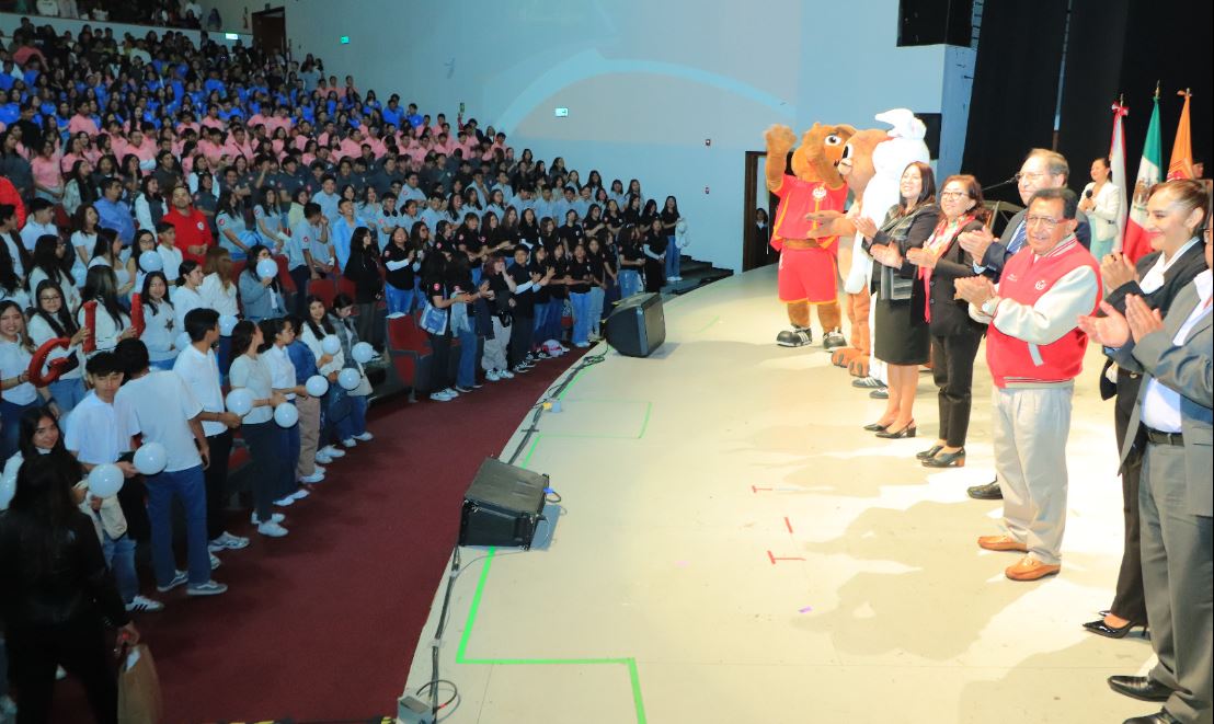 Da bienvenida rector Serafín Ortiz Ortiz a más de mil alumnos de nuevo ingreso