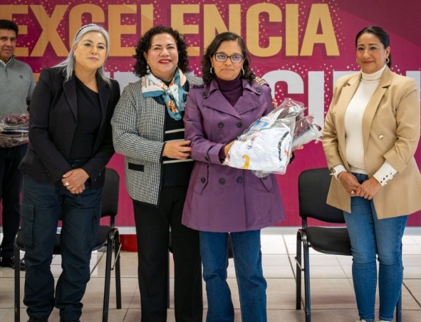 Entrega UPTx uniformes deportivos a personal; fortalece identidad institucional