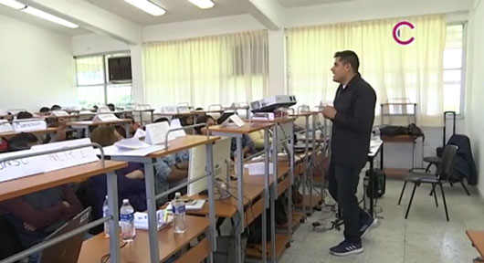 Docentes se capacitan en tecnología educativa en el aula “Una Nueva Historia” 