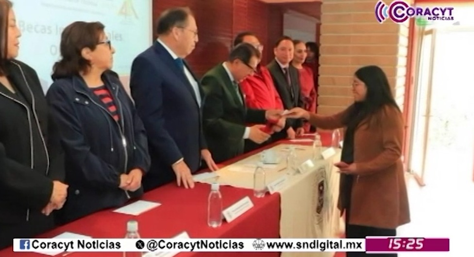 Entregó UATx becas institucionales a estudiantes destacados 