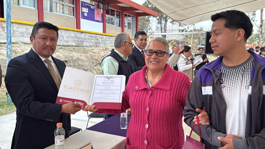 Alumnos del COBAT de Tizatlán, instruyen a 42 adultos mayores en educación básica