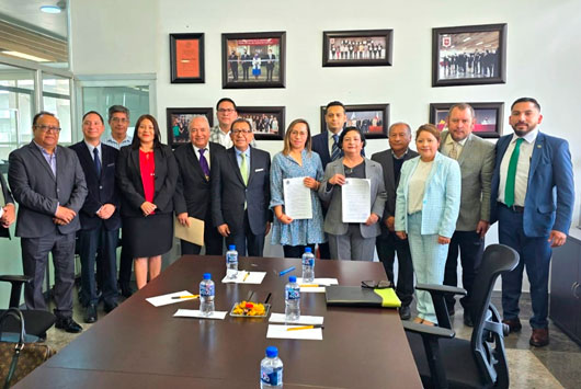 Firma Rector de la UATx incremento salarial con el STUAT 