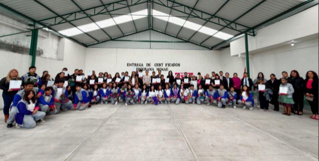 Entregan 62 certificados de educación básica a personas adultas en Contla 