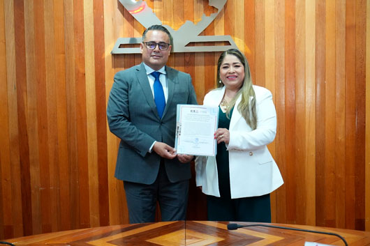 Entrega ITE constancia a Claudia Cervantes rosales como magistrada del TDJ