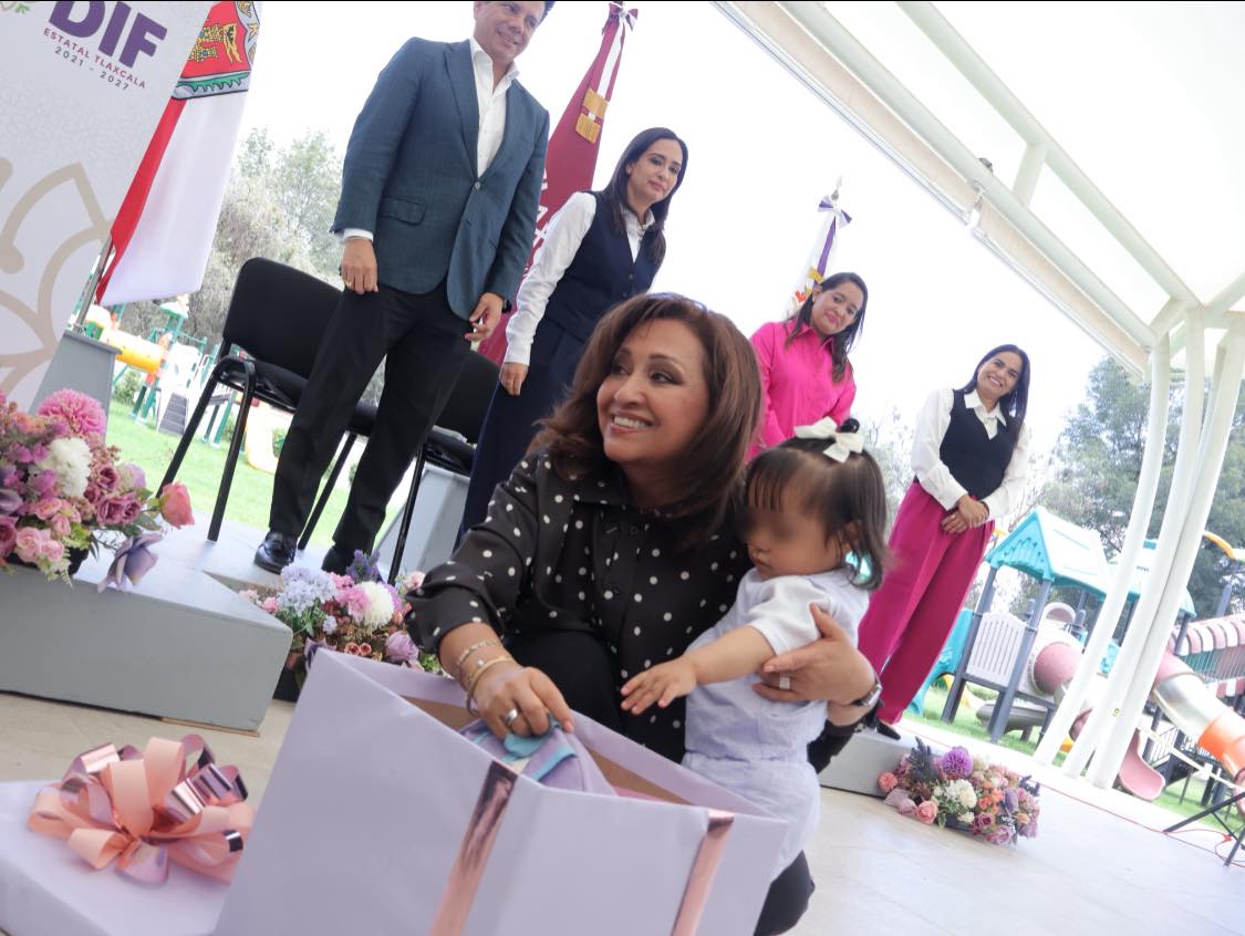 Menores del CAS recibieron útiles y uniformes escolares