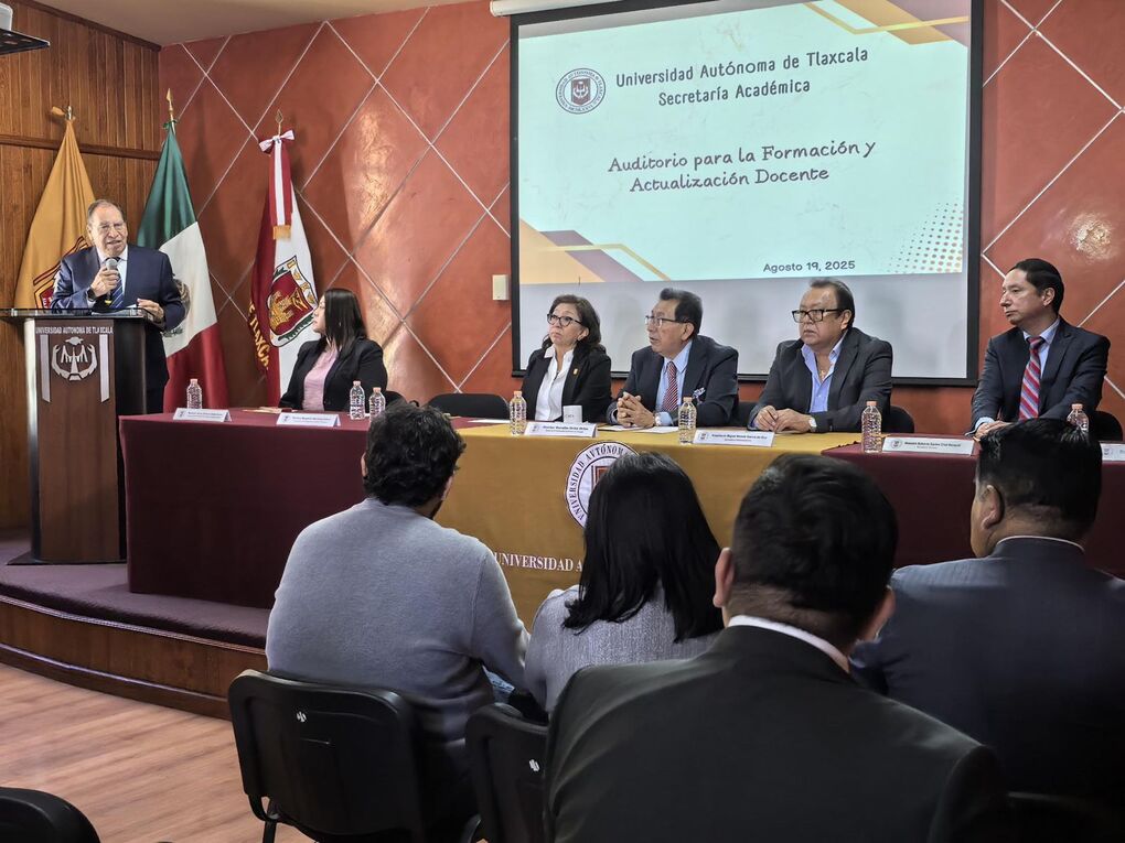 Develan placa del Auditorio para la Formación y Actualización de la UATx