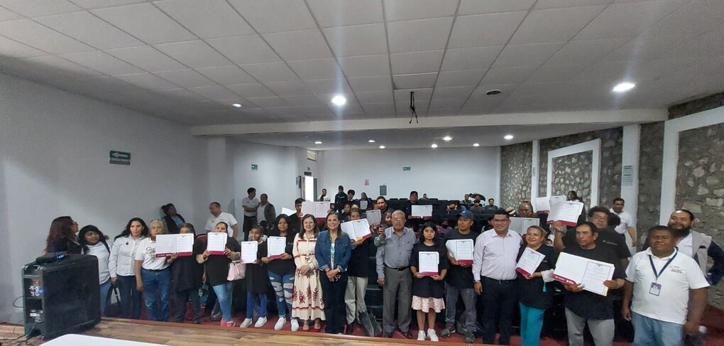 Reconoce Itea a tlaxcaltecas que concluyeron su educación básica en San Pablo del Monte