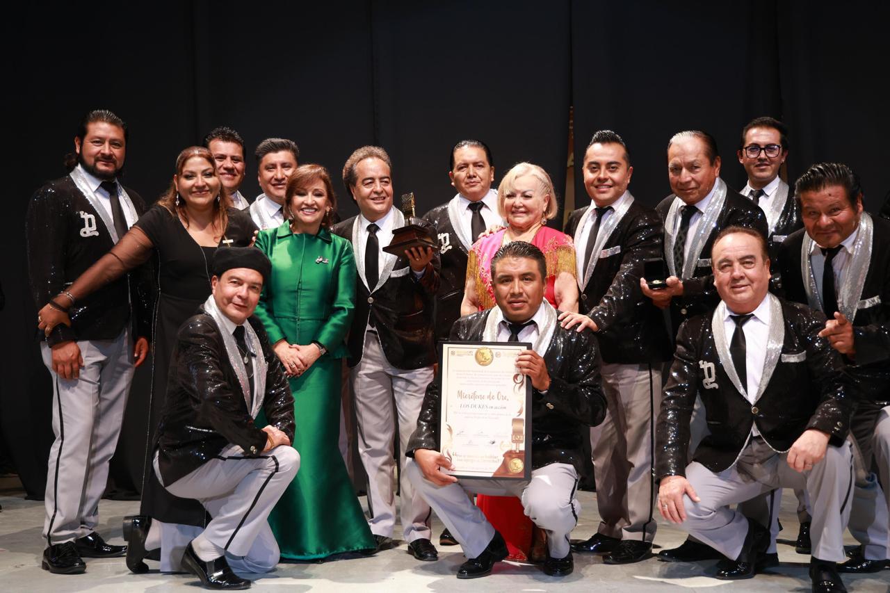 Gobernadora entrega por primera vez en Tlaxcala “El Micrófono de Oro”