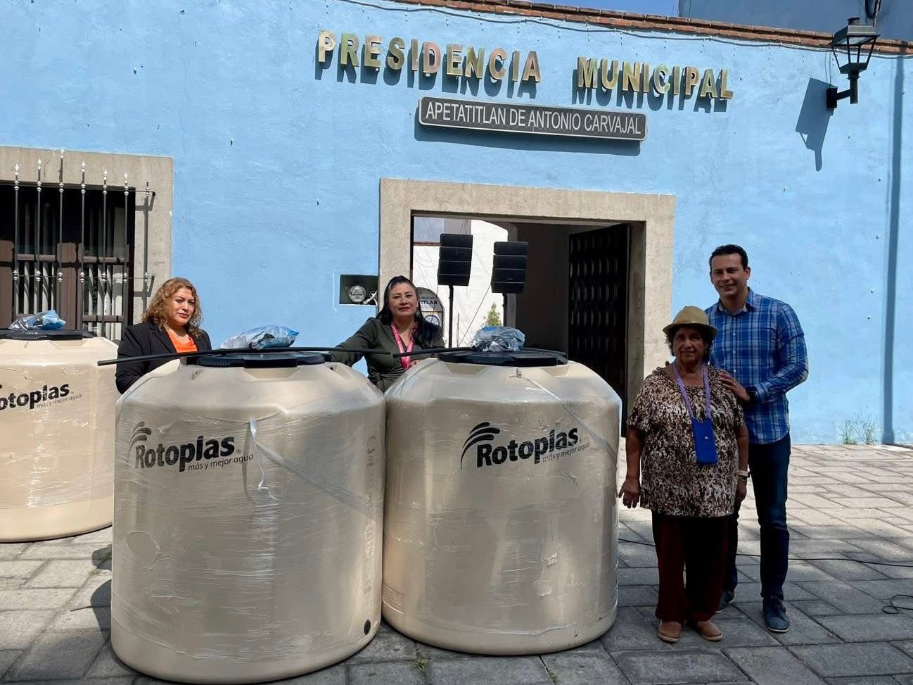 Apetatitlán refuerza el bienestar familiar con entrega de tinacos