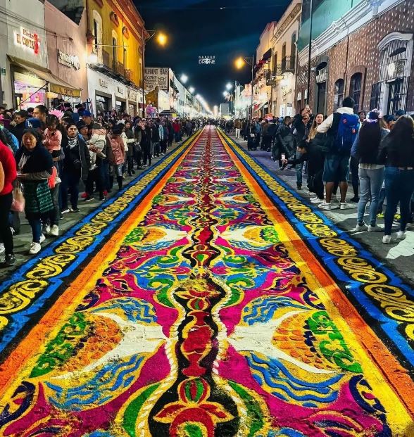 Fe, color y arte iluminaron a Huamantla en “La Noche que Nadie Duerme” 