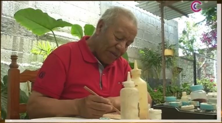 El artesano Andrés Huerta Ortega, de #Ixtenco, transforma semillas de colores en cuadros que han llegado hasta el Vaticano.