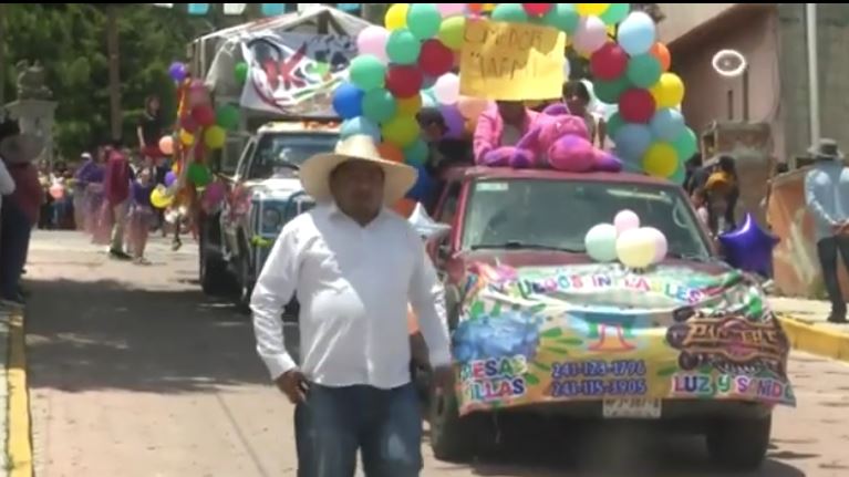 Feria de Santa María llena de color las calles de Tocatlán 