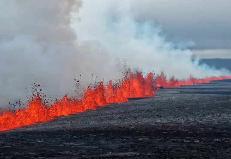 Volcán entra en erupción en Islandia: flujos de magma a través de fisura