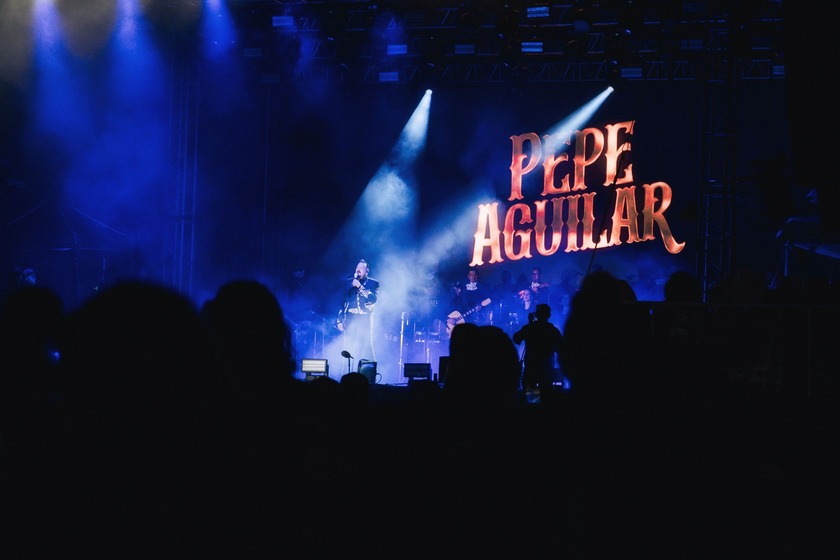 Pepe Aguilar cautivó y enamoró a familias en