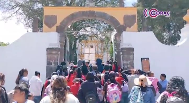 Peregrinos visitan a los Santos Niños Mártires en Atlihuetzía