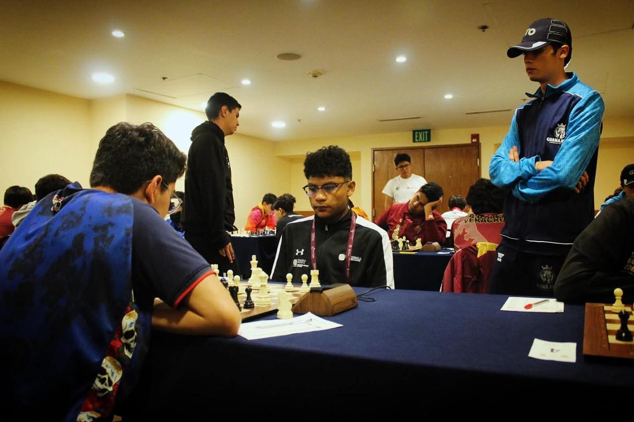 Padres tlaxcaltecas apoyan a seleccionados de ajedrez en Olimpiada Nacional