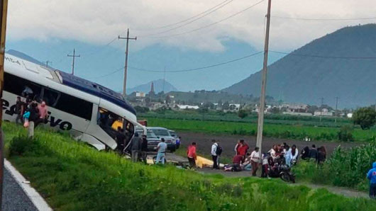 Se brinda apoyo a personas lesionadas en accidente en los límites de Tlaxcala