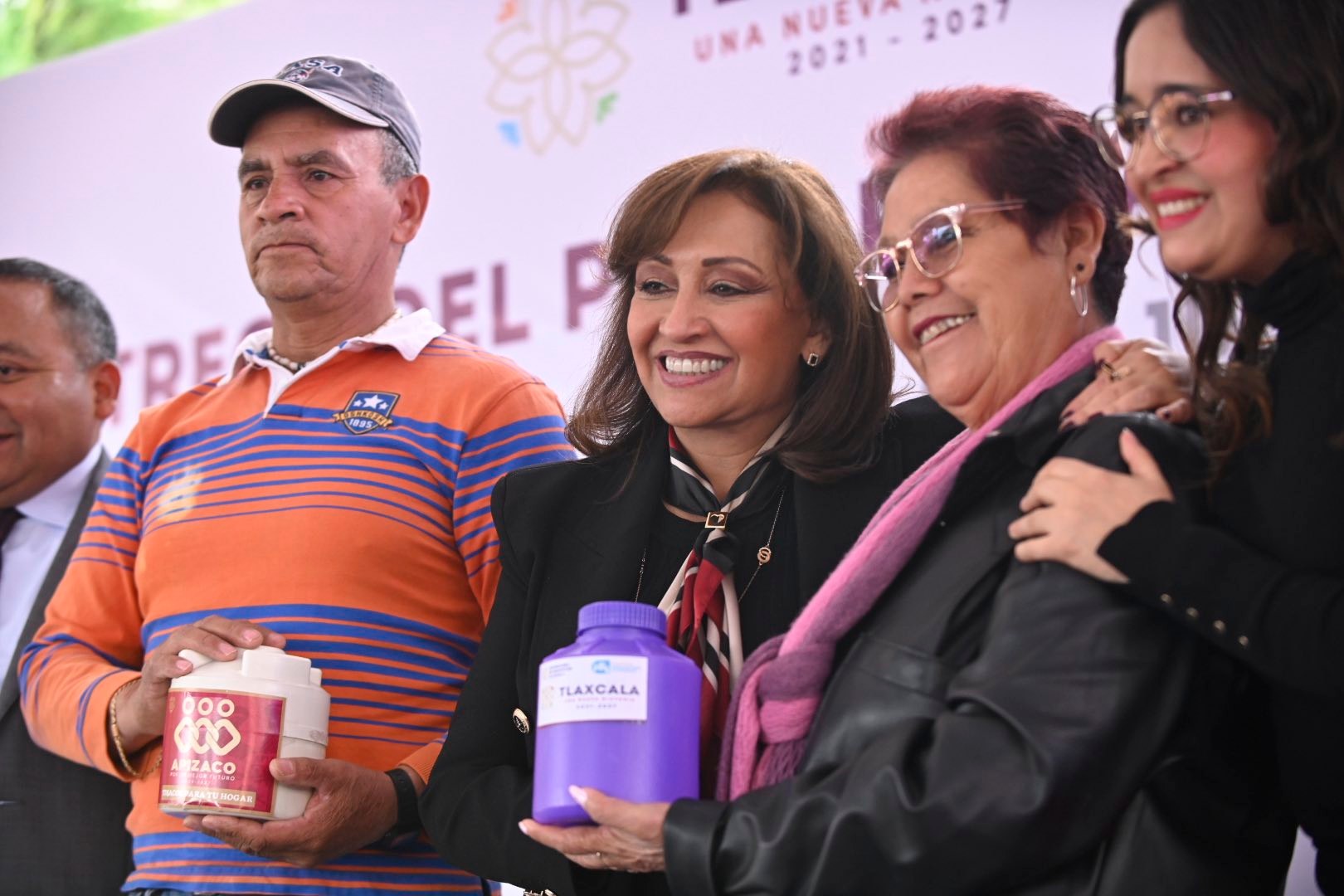 Entregó gobernadora Lorena Cuéllar tinacos a 300 familias de Apizaco