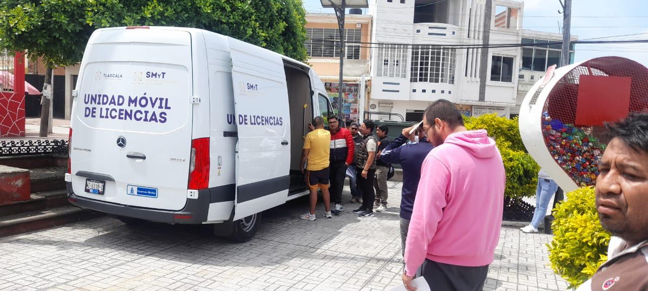 Acerca SMyT servicios a la ciudadanía de Acuamanala con unidad móvil de licencias