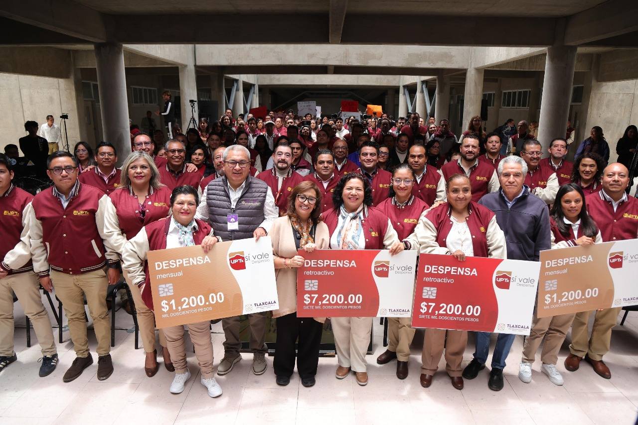Reconoció gobernadora Lorena Cuéllar a docentes y personal administrativo de la UPTx