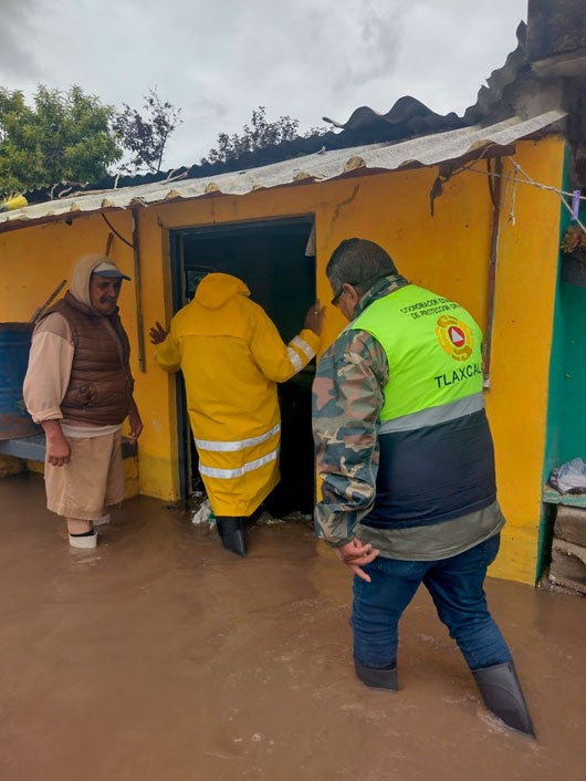 CEPC atiende desbordamiento de jagüey en el municipio de Benito Juárez