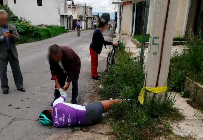 Atienden a cuatro ciclistas que sufrieron accidentes durante carrera