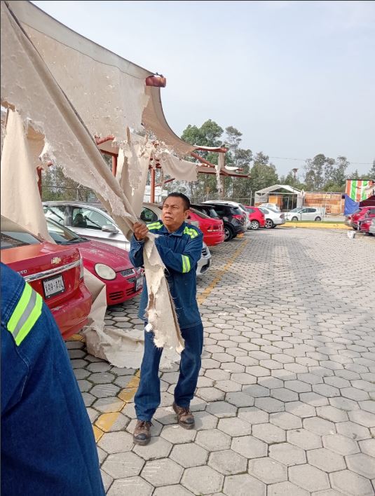 Fuerte lluvia y granizada afecta techumbre en estacionamiento de Ciudad Judicial; personal ya trabaja en el retiro de malla