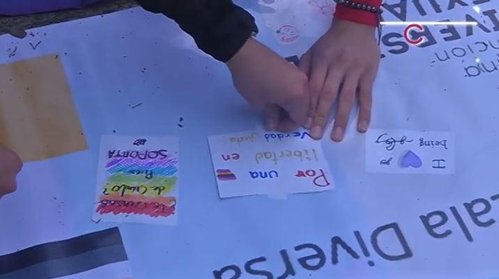 Personas explotaron su creatividad en taller de stickers  