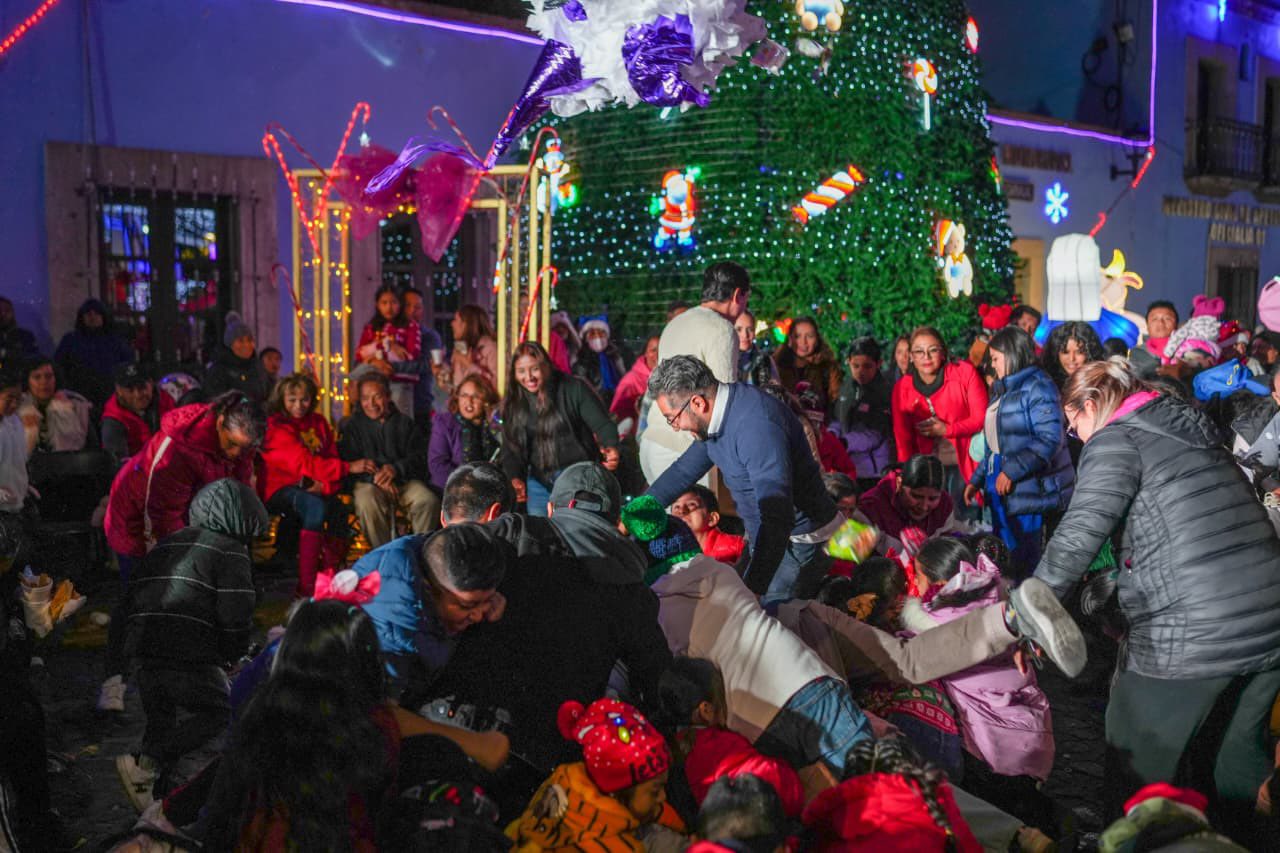 ¡La magia de la Navidad llegó a Apetatitlán con el encendido del Árbol Navideño!