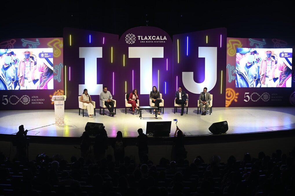 Exhorta gobernadora Lorena Cuéllar a juventudes a transformar el servicio público en Tlaxcala