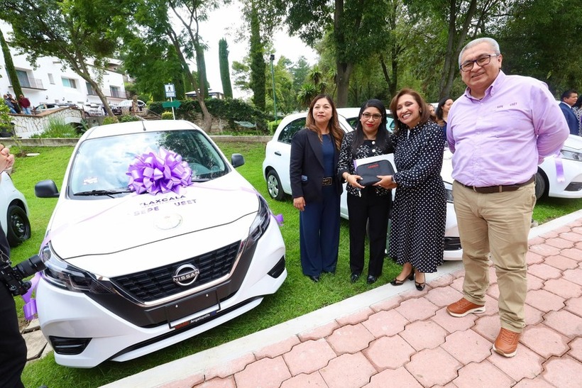 Reconoció gobierno estatal a trabajadores de la educación con entrega de autos