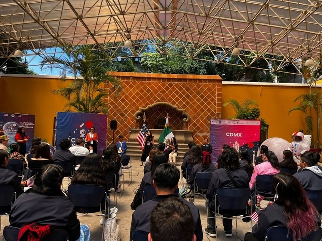 Estudiantes tlaxcaltecas conviven con expertos de la NASA