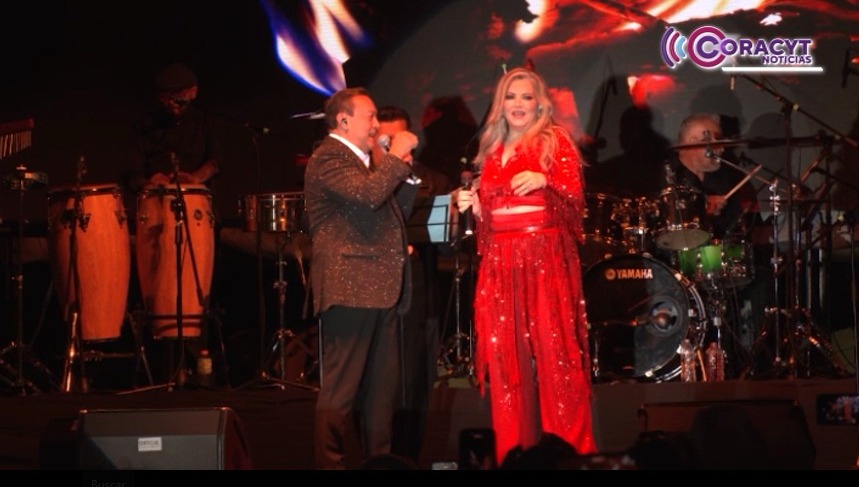Aranza y Carlos Cuevas llenaron de romanticismo la Plaza de la Constitución