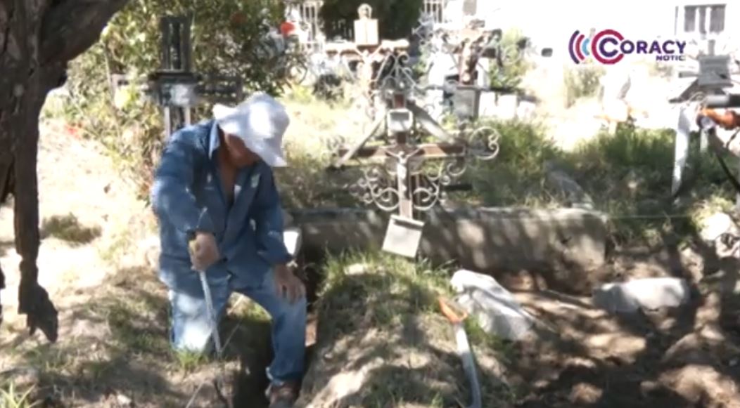 Tlaxcaltecas preparan las tumbas de sus seres queridos previo al día de 