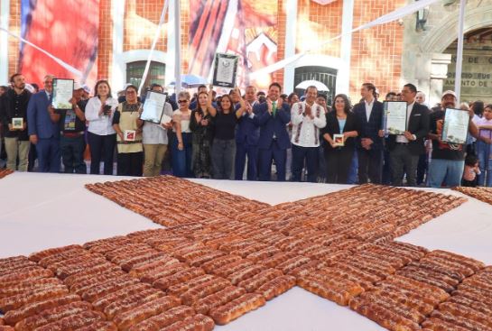 Tlaxcala obtiene Récord Guinness con la palabra hecha de pan más grande del mundo 