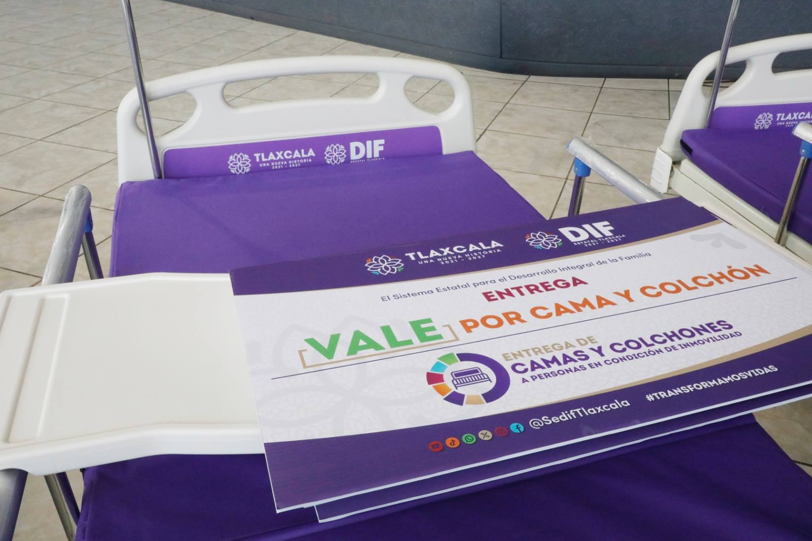 Rolanda cuida a su hermano Rafael, quien padece parálisis desde hace 50 años